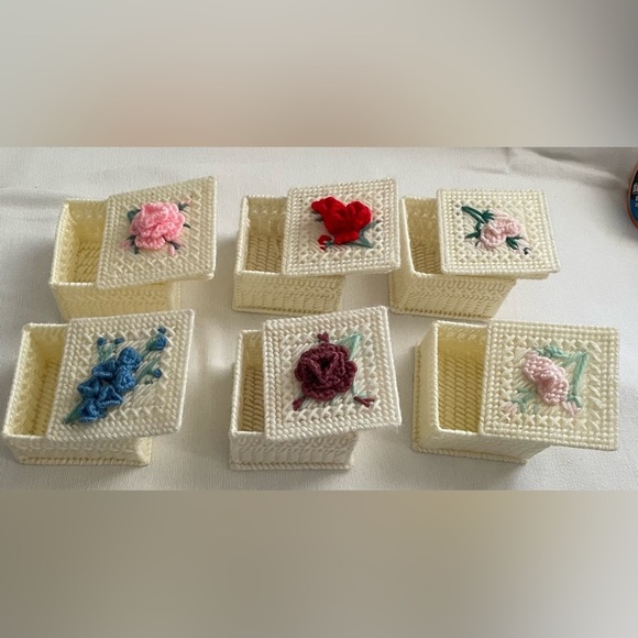 Set of 6 Handmade Plastic canvas & Yarn Floral Trinket Boxes - Picture 3 of 11
